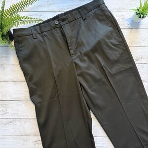 Amazon Essentials Classic Fit Black Flat-Front Dress Pants – Men’s 36W x 32L